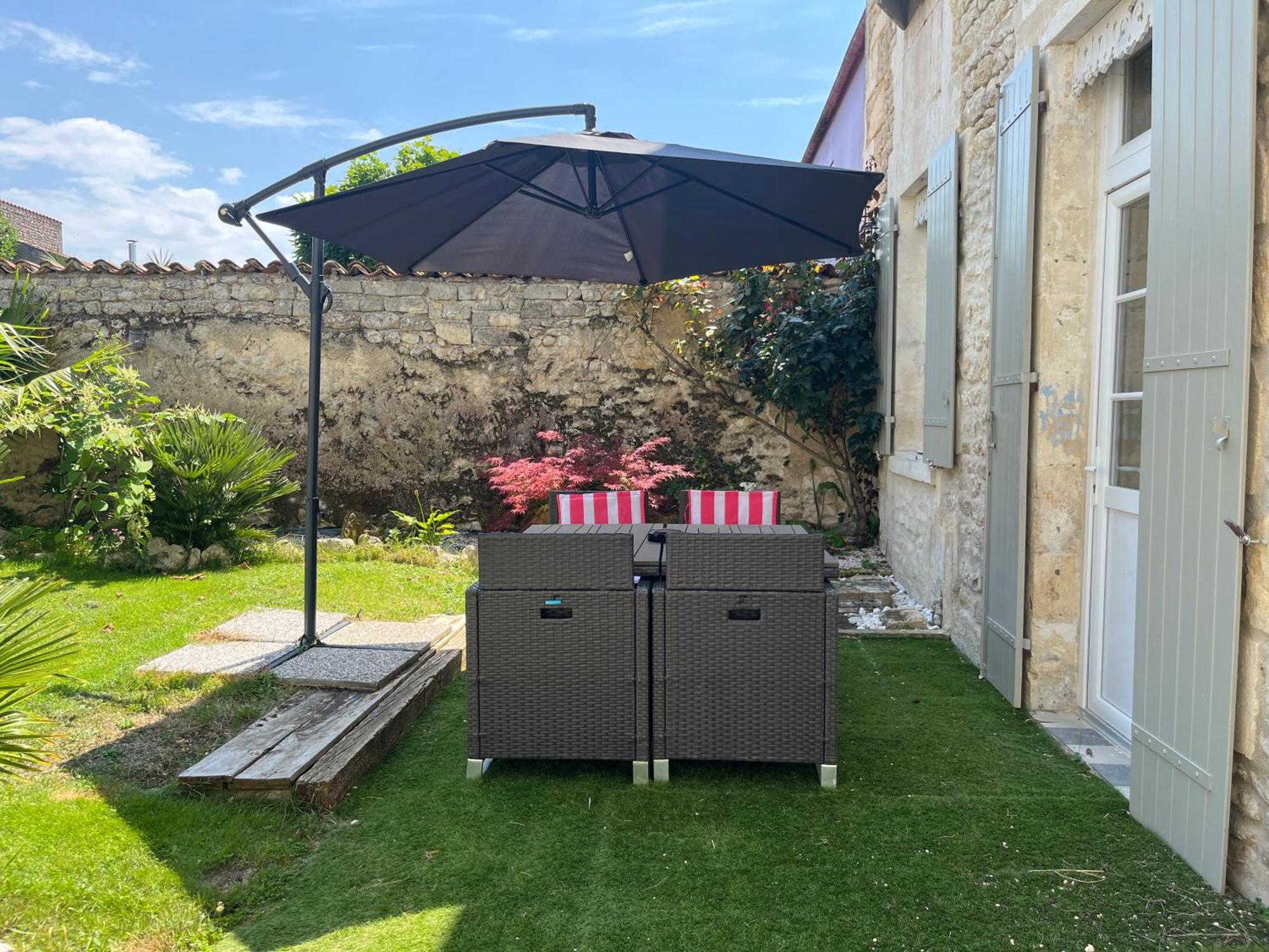 Charmante Charentaise Saint-Jean-dʼAngély Bagian luar foto